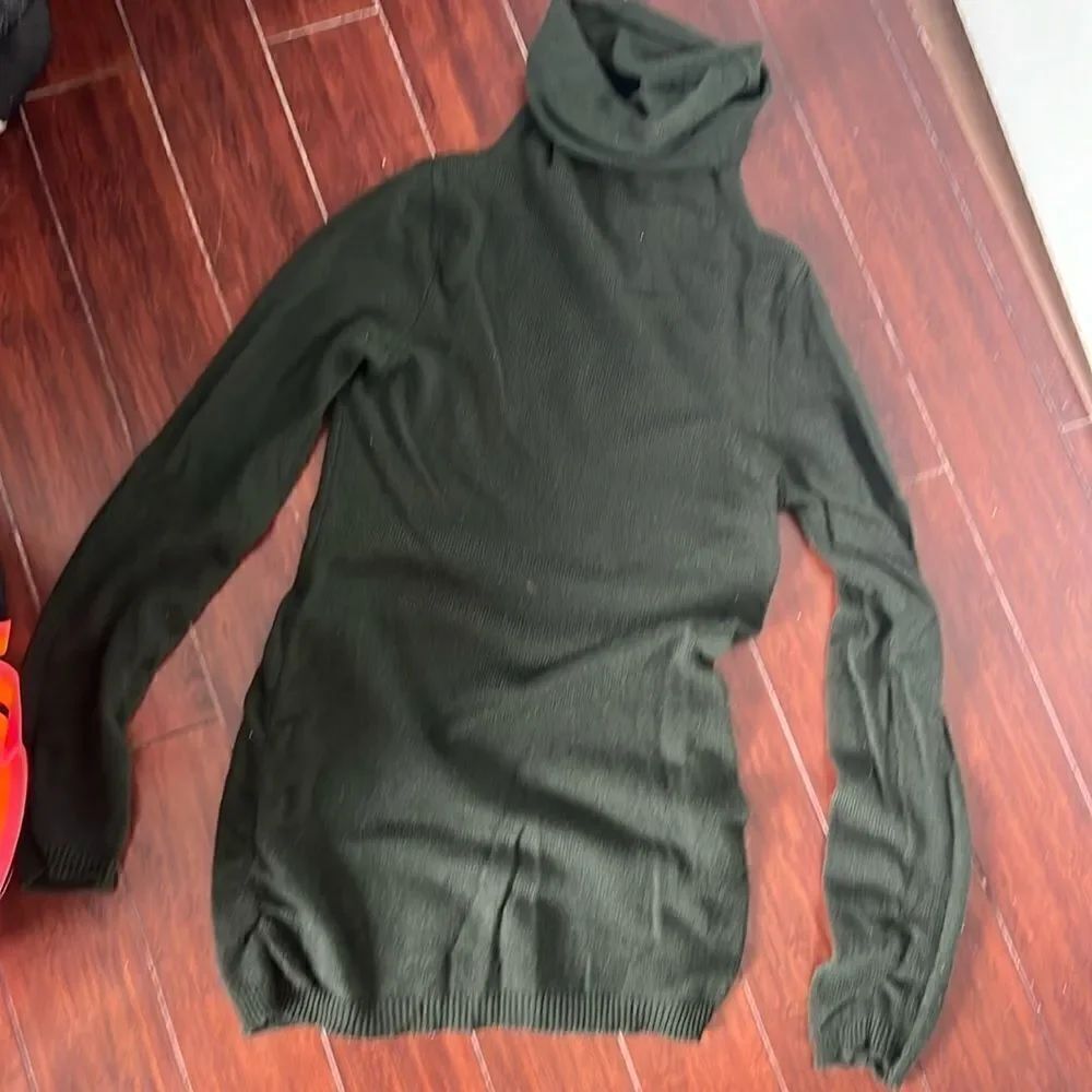 Aqua 100% Cashmere Green Turtle Neck Long Sweater - Long Sleeve